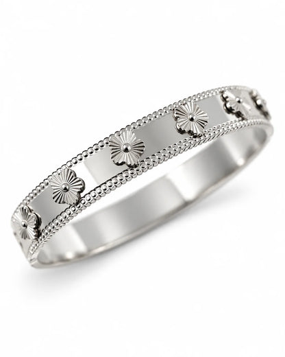Silberfarbener Blumen Armreif mit geprägten floralen Motiven
