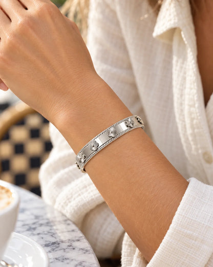 Silberfarbener Blumen Armreif am Handgelenk getragen