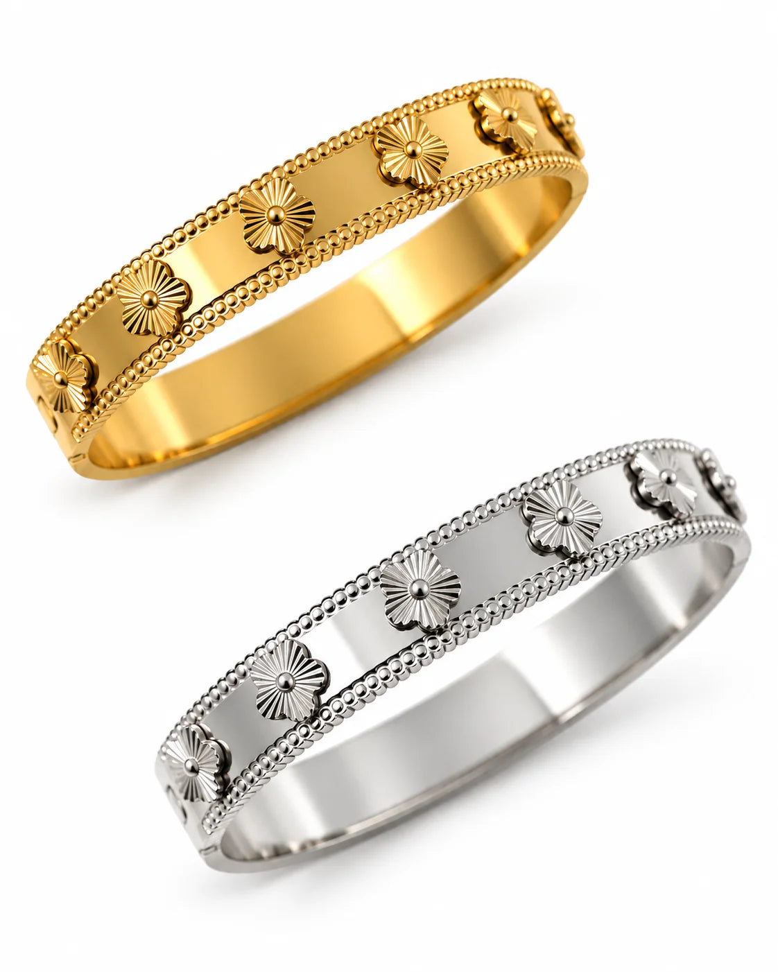 Flora Blumen-Armreife in Gold und Silber mit geprägten Blütenmotiven, freigestellt auf Weiß