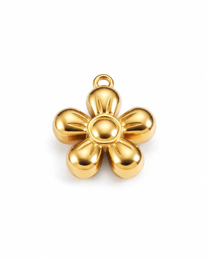 Goldener Flora Blumen Charm aus 18K-vergoldetem Edelstahl mit fünf Blütenblättern auf weißem Hintergrund