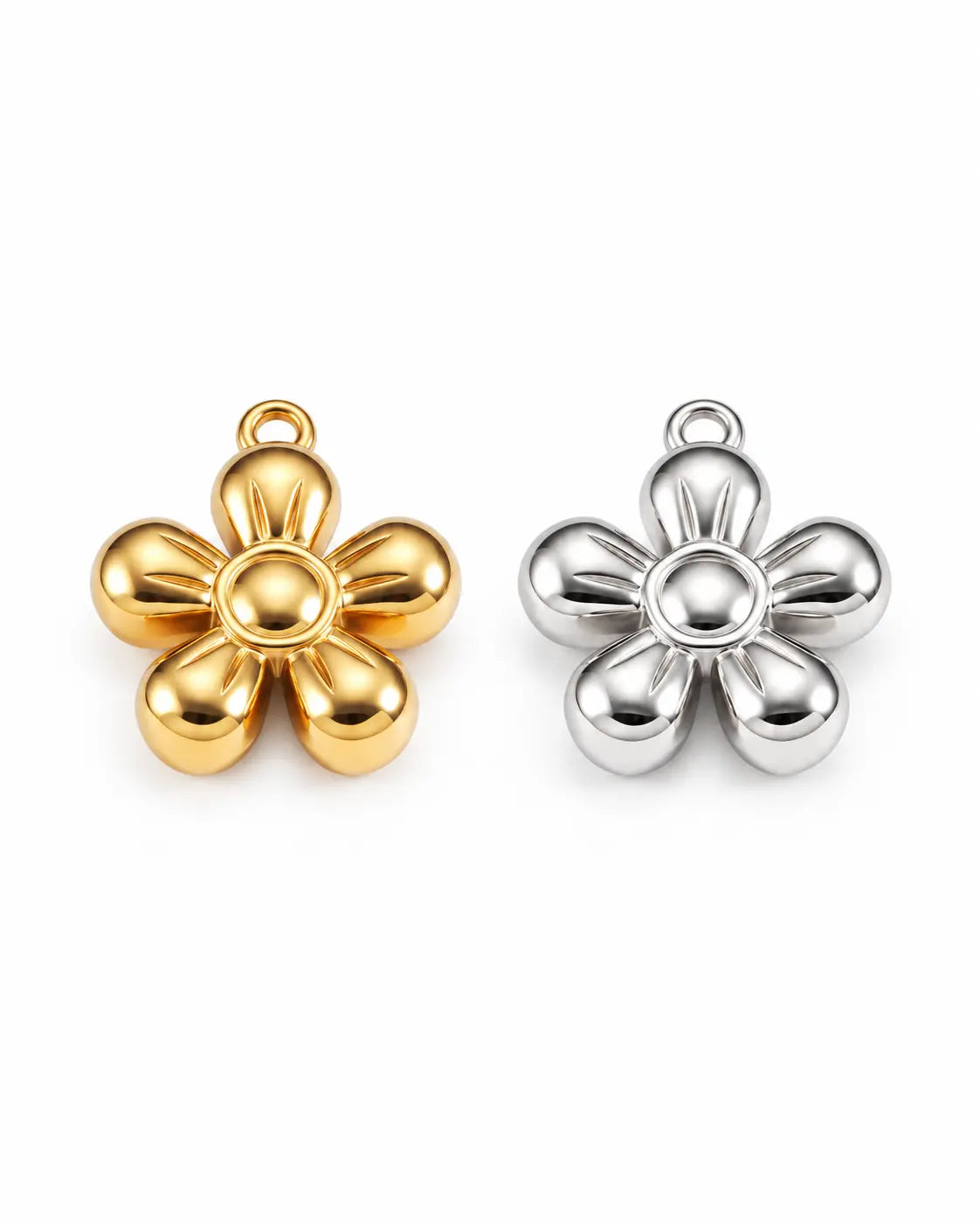 Flora Blumen Charms in Gold und Silber mit fünf gewölbten Blütenblättern auf weißem Hintergrund