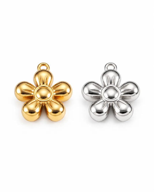 Flora Blumen Charms in Gold und Silber mit fünf gewölbten Blütenblättern auf weißem Hintergrund