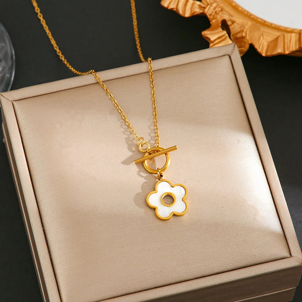 Goldene Titanstahl Halskette "Flora" mit weißem Perlmutt-Blumenanhänger und OT-Verschluss
