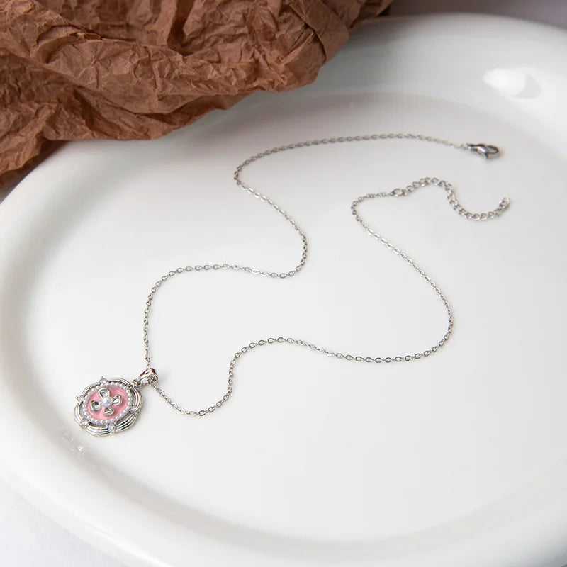 Silberne Titanstahl-Halskette "Flora" mit rundem Medaillon-Anhänger, rosa Emaille, Blumen-Motiv und Perle