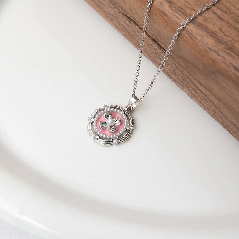 Silberne Titanstahl-Halskette "Flora" mit rundem Medaillon-Anhänger, rosa Emaille, Blumen-Motiv und Perle