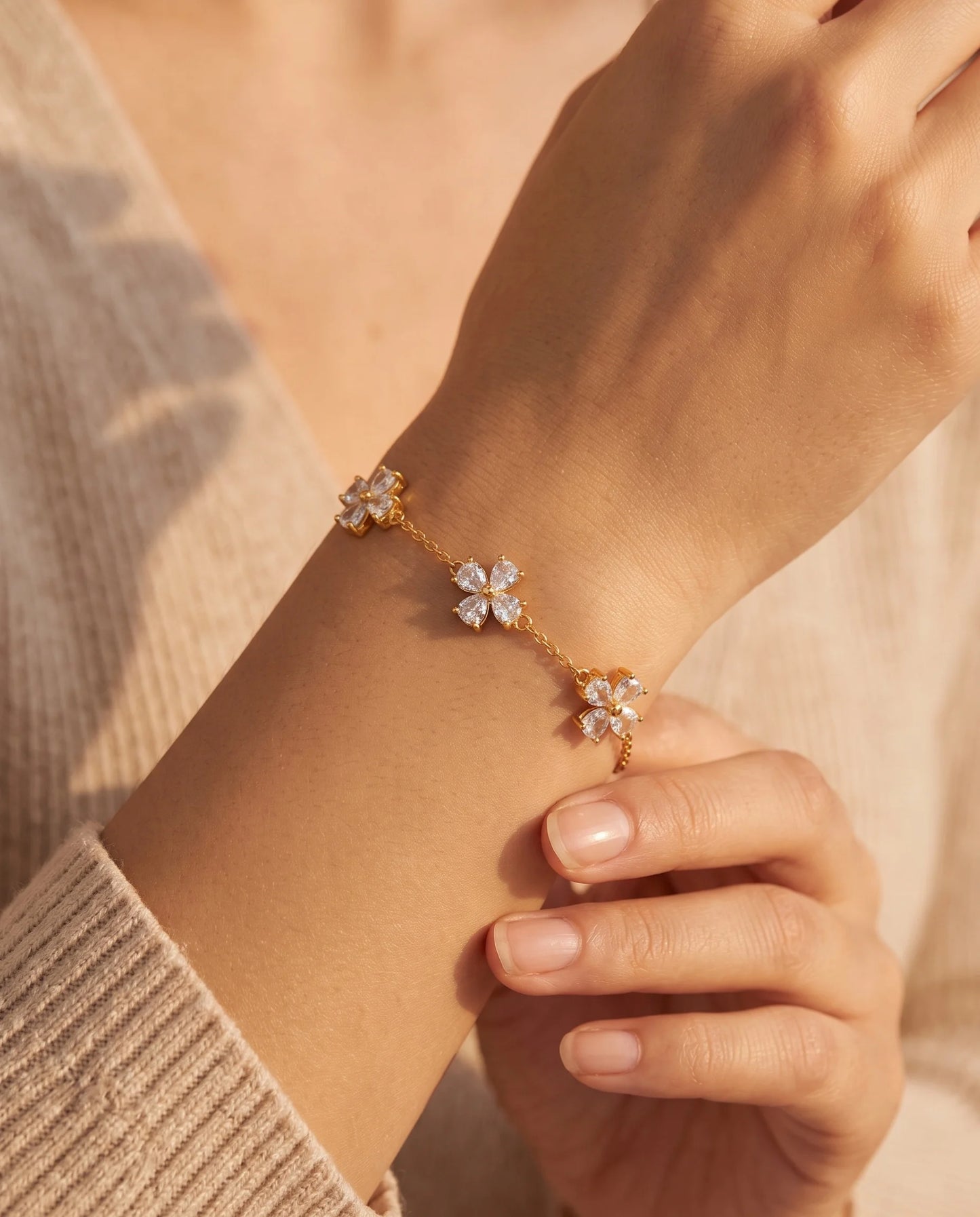 Frau trägt florales Zirkonia Armband aus vergoldetem Titanstahl