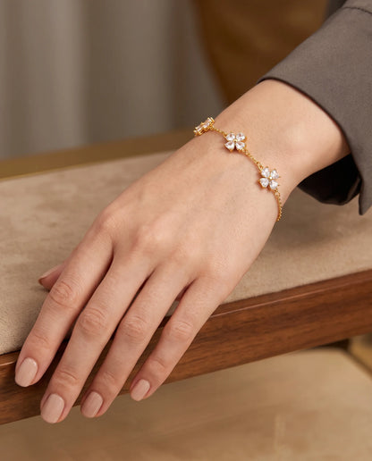 Frau trägt florales Zirkonia Armband aus vergoldetem Titanstahl