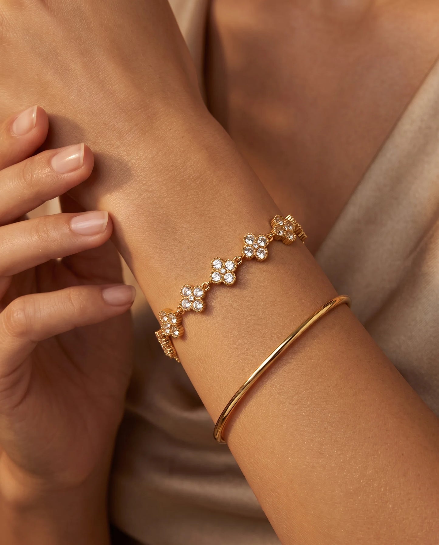 Vergoldetes Kleeblatt Armband aus Titanstahl mit Zirkonia