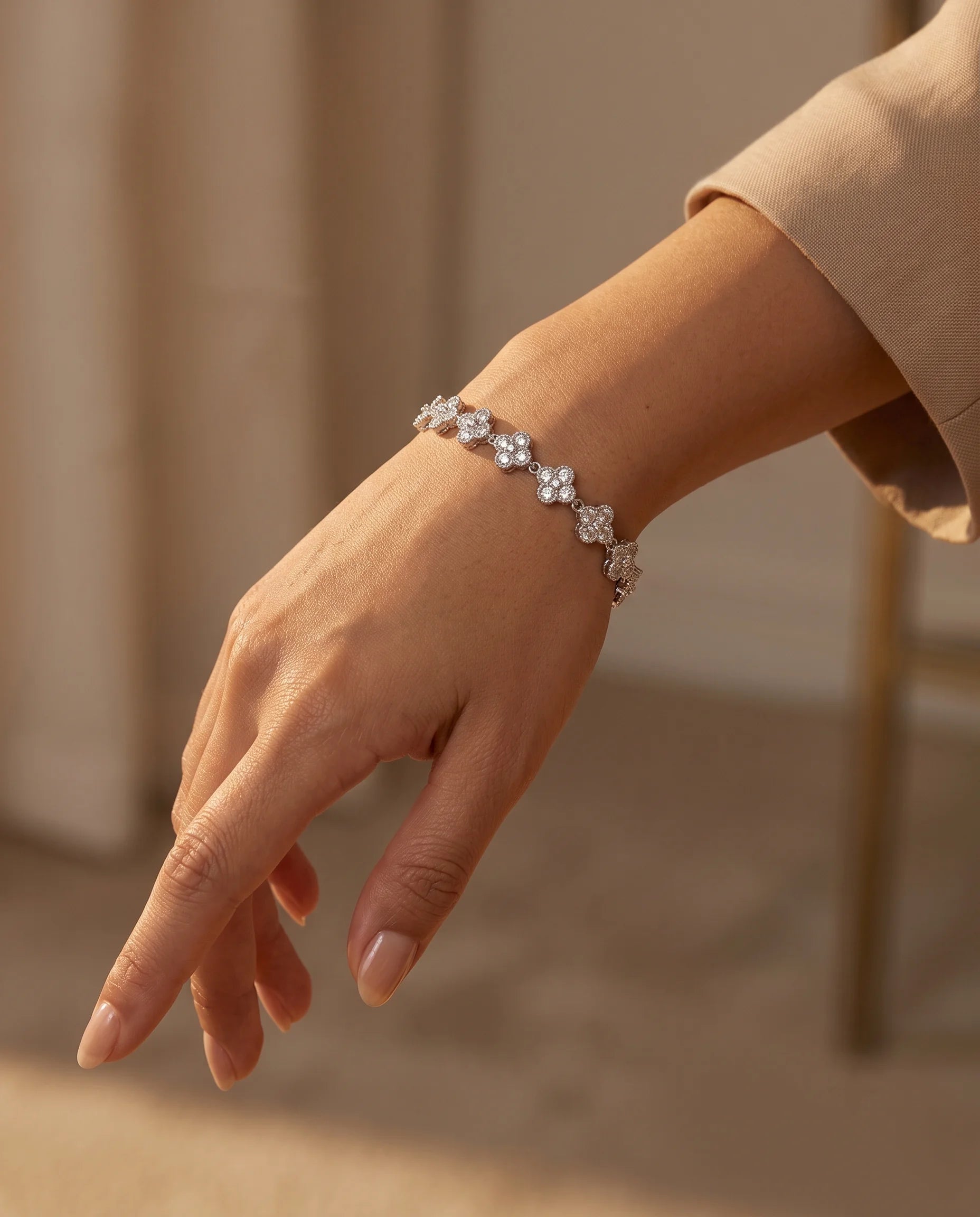 Silberfarbenes Kleeblatt Armband aus Titanstahl mit Zirkonia