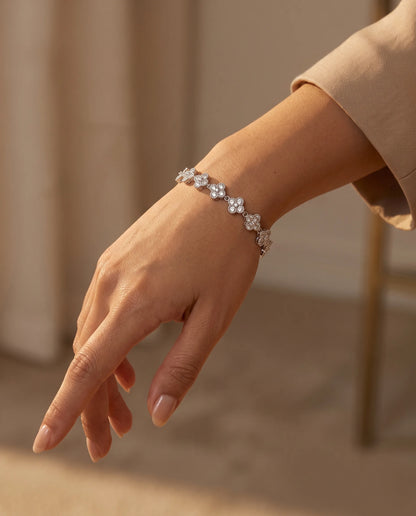 Silberfarbenes Kleeblatt Armband aus Titanstahl mit Zirkonia
