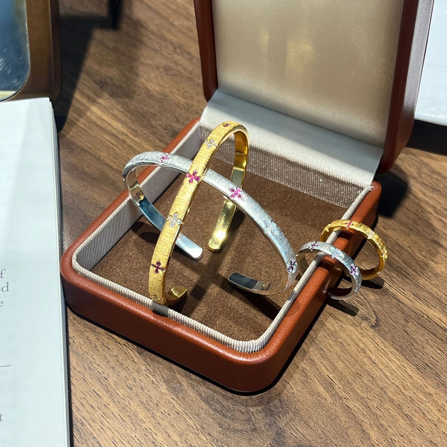 Offener Vintage Armreif in Gold und Silber gebürstete Oberfläche mit Kreuz Details