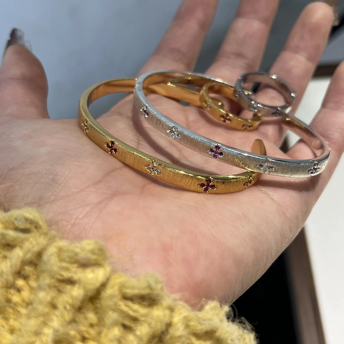 Offener Vintage Armreif in Gold und Silber gebürstete Oberfläche mit Kreuz Details