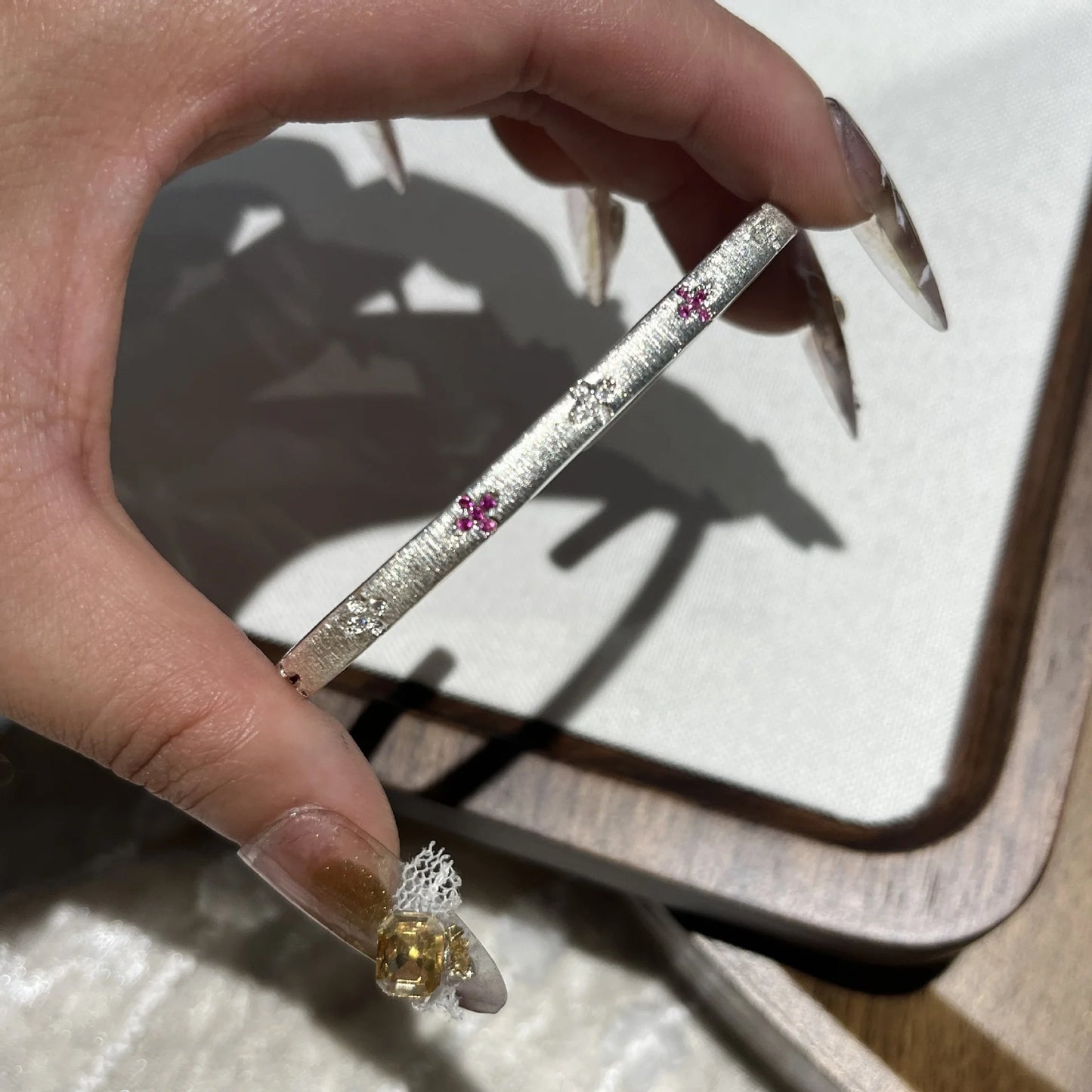 Offener Vintage Armreif in Gold und Silber gebürstete Oberfläche mit Kreuz Details