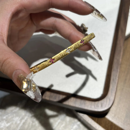 Offener Vintage Armreif in Gold und Silber gebürstete Oberfläche mit Kreuz Details