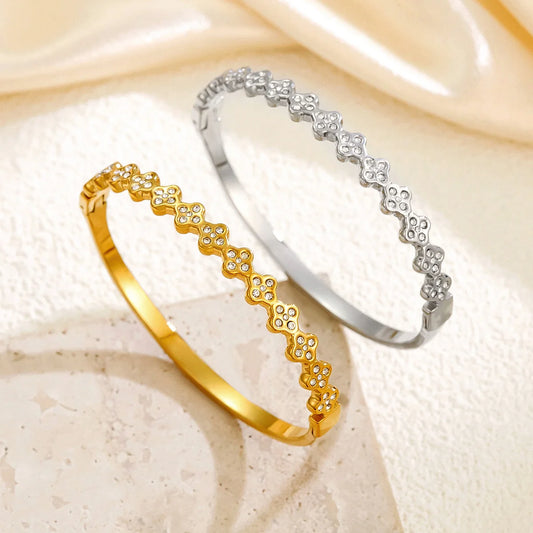 Glitzerndes Kleeblatt-Muster Armreif aus Titanstahl in Gold und Silber mit Zirkonia-Besatz