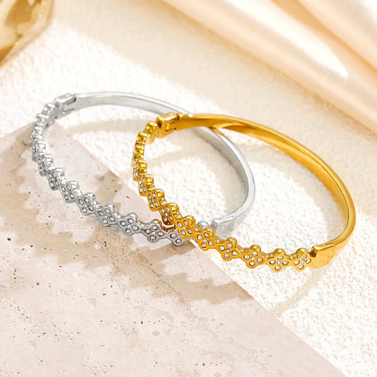 Glitzerndes Kleeblatt-Muster Armreif aus Titanstahl in Gold und Silber mit Zirkonia-Besatz