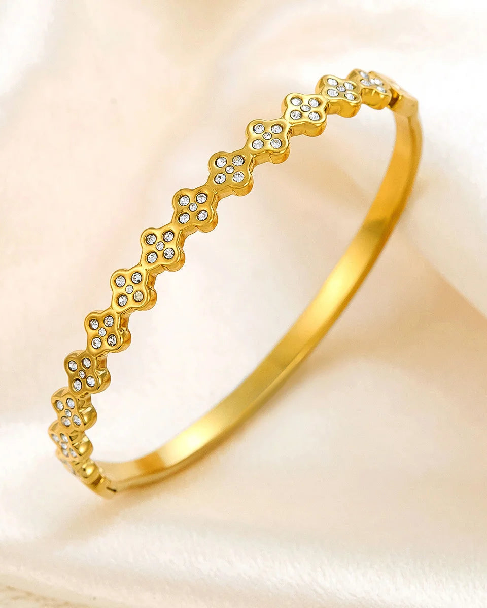 Glitzerndes Kleeblatt-Muster Armreif aus Titanstahl in Gold und Silber mit Zirkonia-Besatz