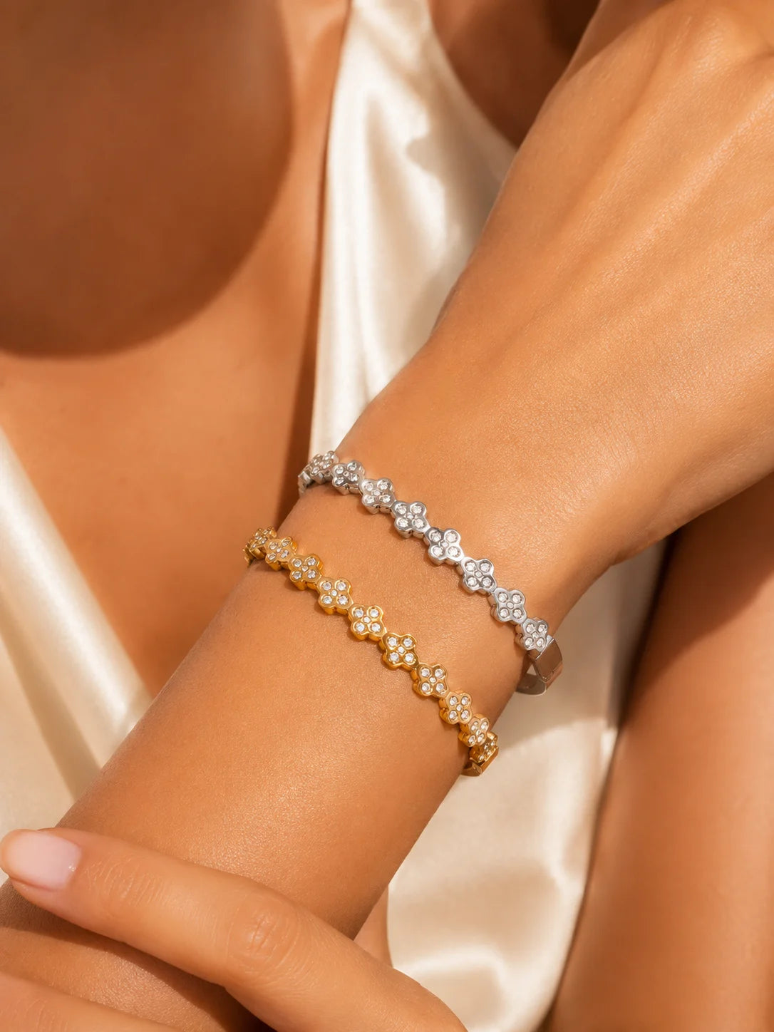 Glitzerndes Kleeblatt-Muster Armreif aus Titanstahl in Gold und Silber mit Zirkonia-Besatz