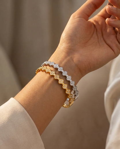Glitzerndes Kleeblatt-Muster Armreif aus Titanstahl in Gold und Silber mit Zirkonia-Besatz