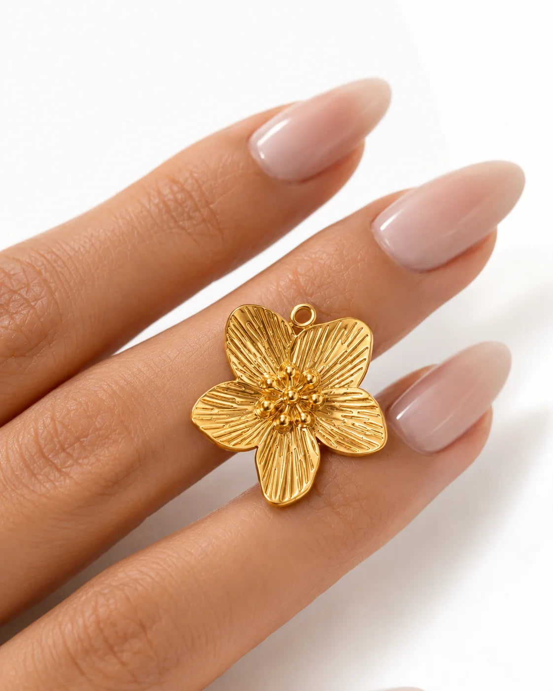 Großer, detailreicher goldener Blumen-Anhänger aus 18K vergoldetem Titanstahl für personalisierbare Armbänder und Ketten