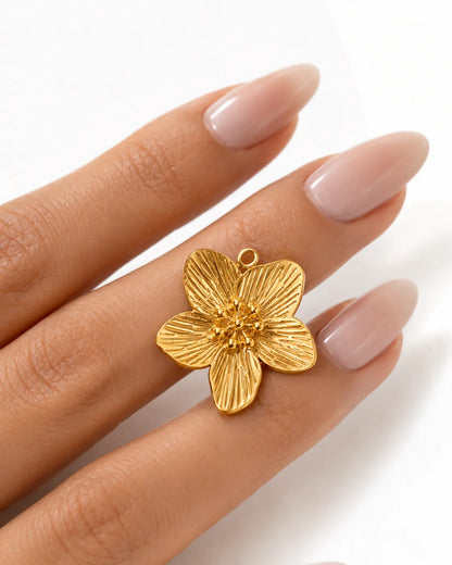 Großer, detailreicher goldener Blumen-Anhänger aus 18K vergoldetem Titanstahl für personalisierbare Armbänder und Ketten