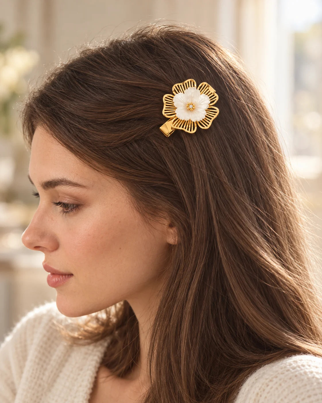 Goldene Blumen Haarspange im Haar getragen