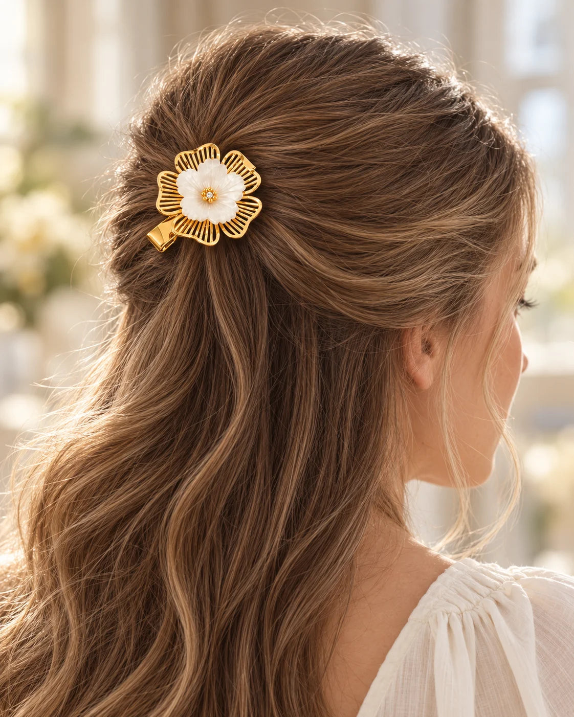 Goldener Blumen Haarschmuck in einer eleganten Hochsteckfrisur