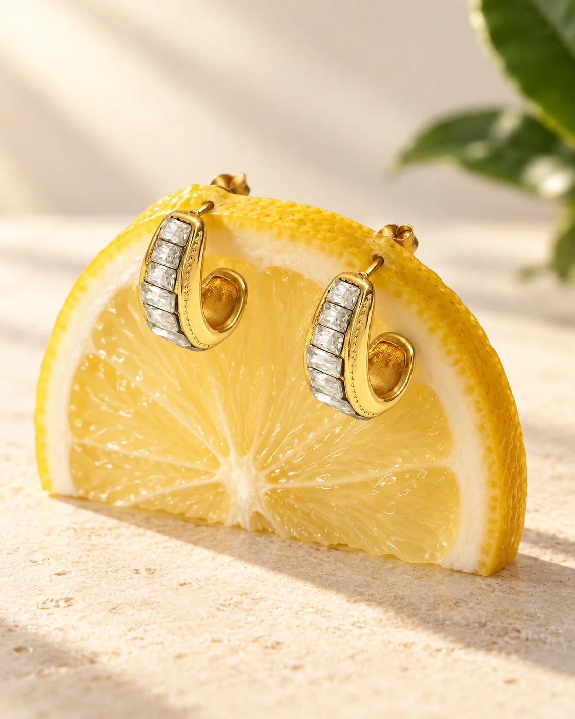 Goldene Zirkonia Creolen im sommerlichen Produkt-Detail