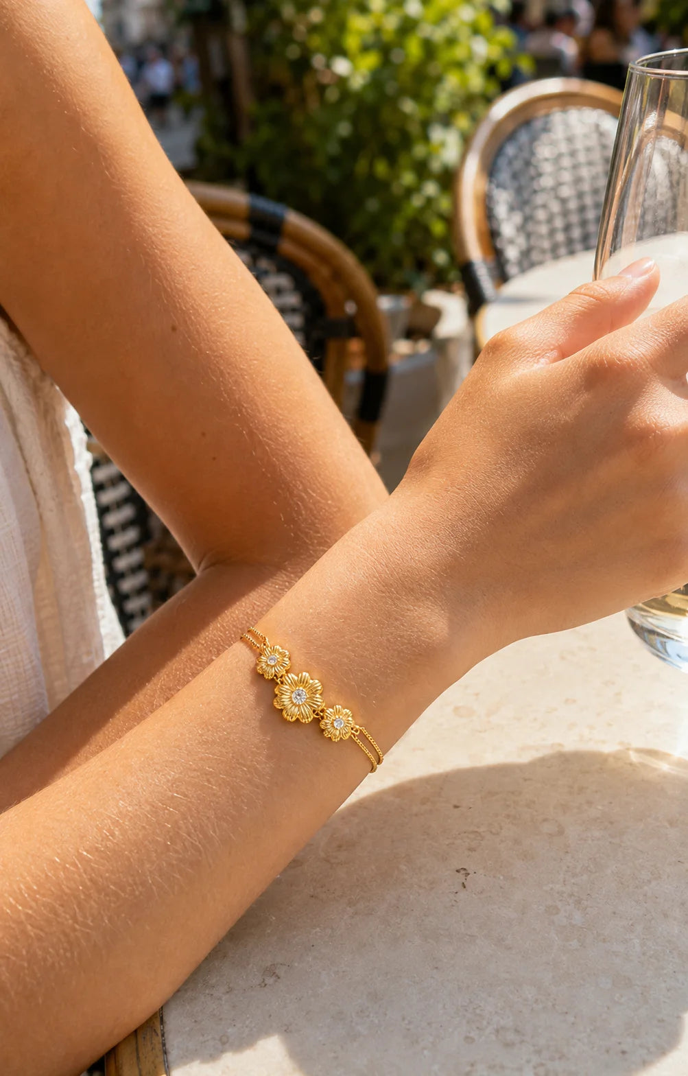 18K vergoldetes Blumen Armband am Handgelenk getragen