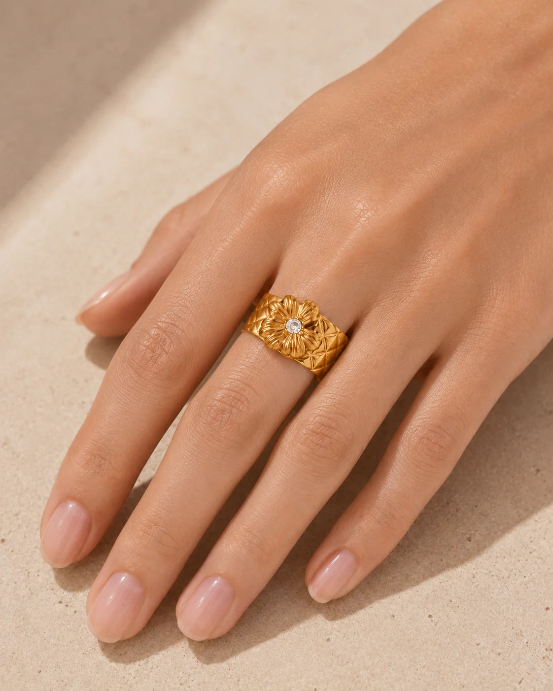 Goldener Blumen Ring mit Zirkonia an einer Hand getragen