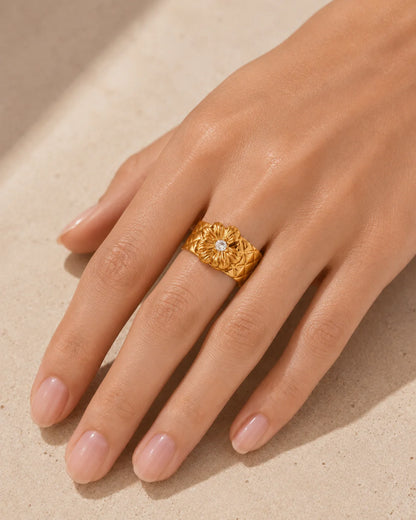 Goldener Blumen Ring mit Zirkonia an einer Hand getragen