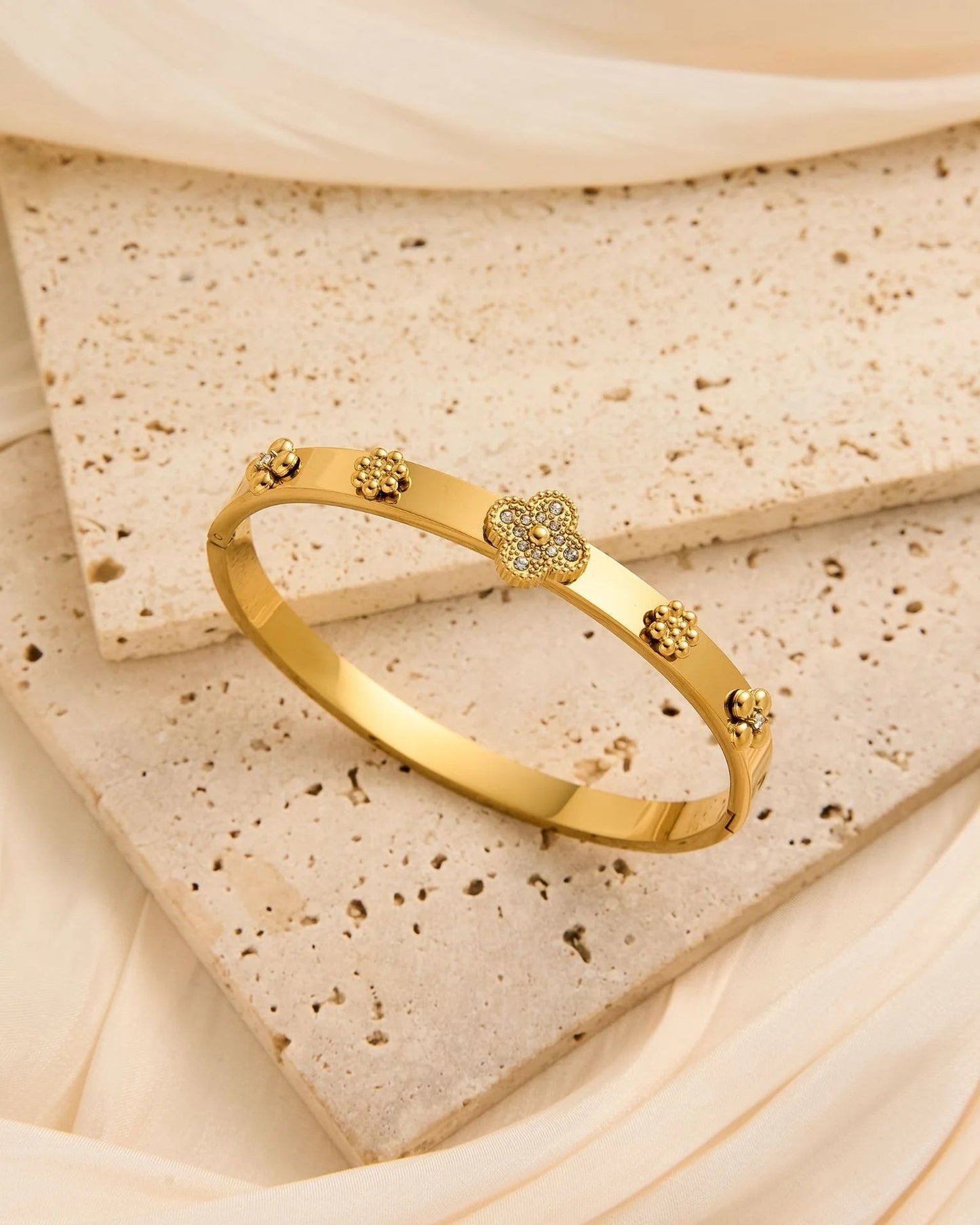 Alina's Goldenes Fünf-Blüten Armreif aus 18K vergoldetem Titanstahl