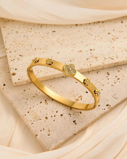 Alina's Goldenes Fünf-Blüten Armreif aus 18K vergoldetem Titanstahl