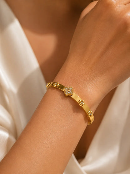 Alina's Goldenes Fünf-Blüten Armreif aus 18K vergoldetem Titanstahl