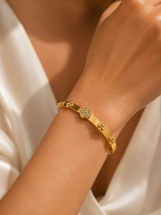 Alina's Goldenes Fünf-Blüten Armreif aus 18K vergoldetem Titanstahl