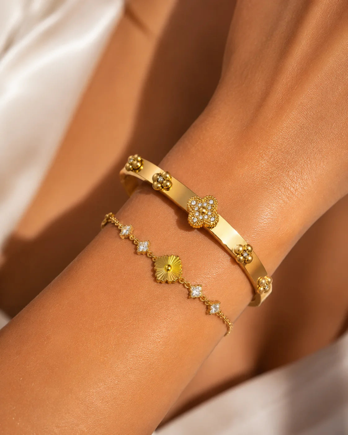 Alina's Goldenes Fünf-Blüten Armreif aus 18K vergoldetem Titanstahl
