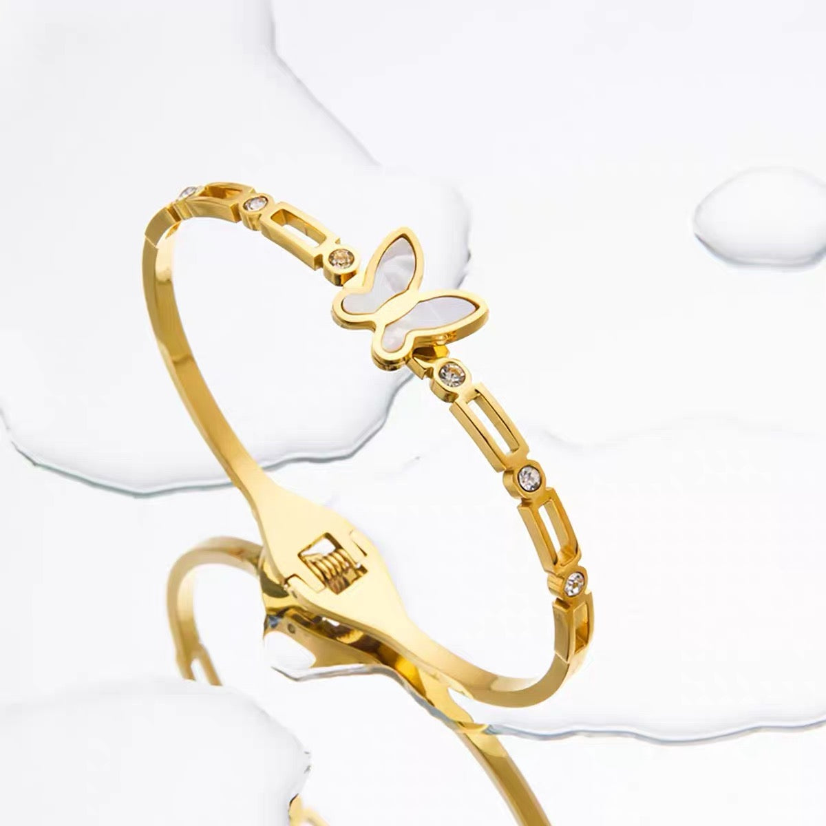 Goldenes Schmetterlingsarmband aus Edelstahl mit Acryl-Inlay und Strass, glänzend vergoldet