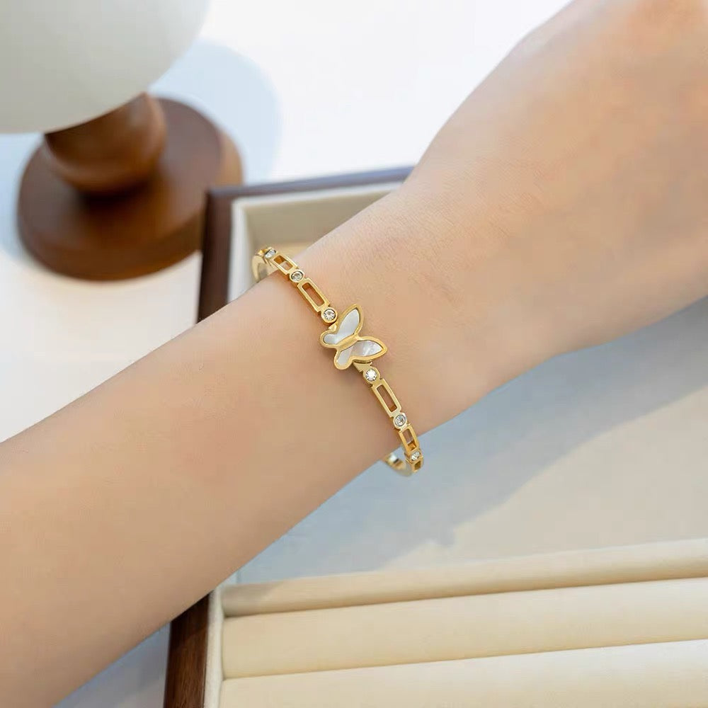 Goldenes Schmetterlingsarmband aus Edelstahl mit Acryl-Inlay und Strass, glänzend vergoldet