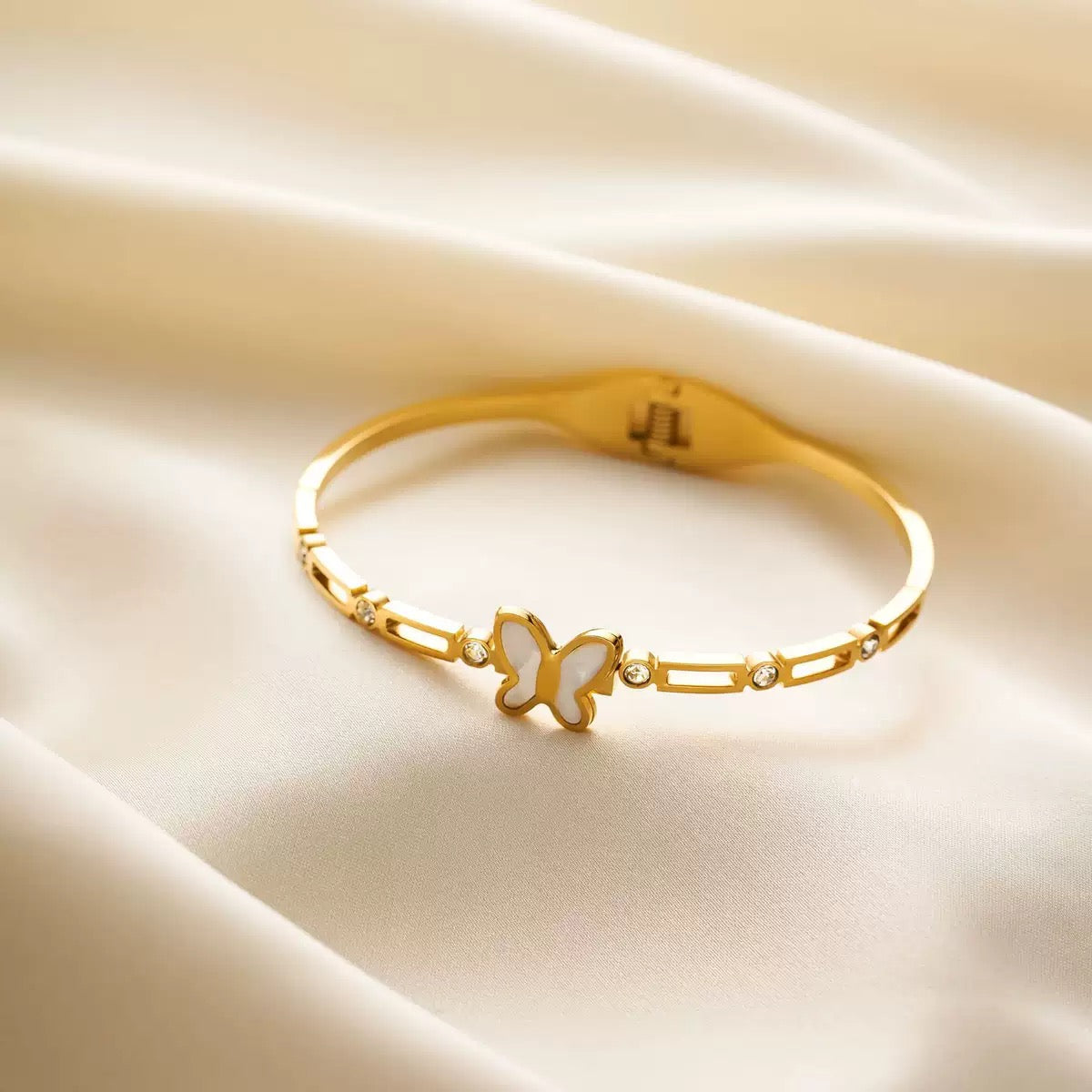 Goldenes Schmetterlingsarmband aus Edelstahl mit Acryl-Inlay und Strass, glänzend vergoldet