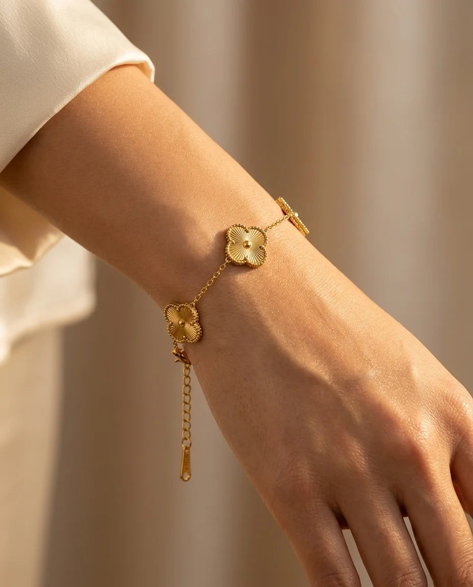 Goldenes Sonnen-Kleeblatt Armband aus 18K vergoldetem Titanstahl mit fünf strukturierten Kleeblatt-Motiven 