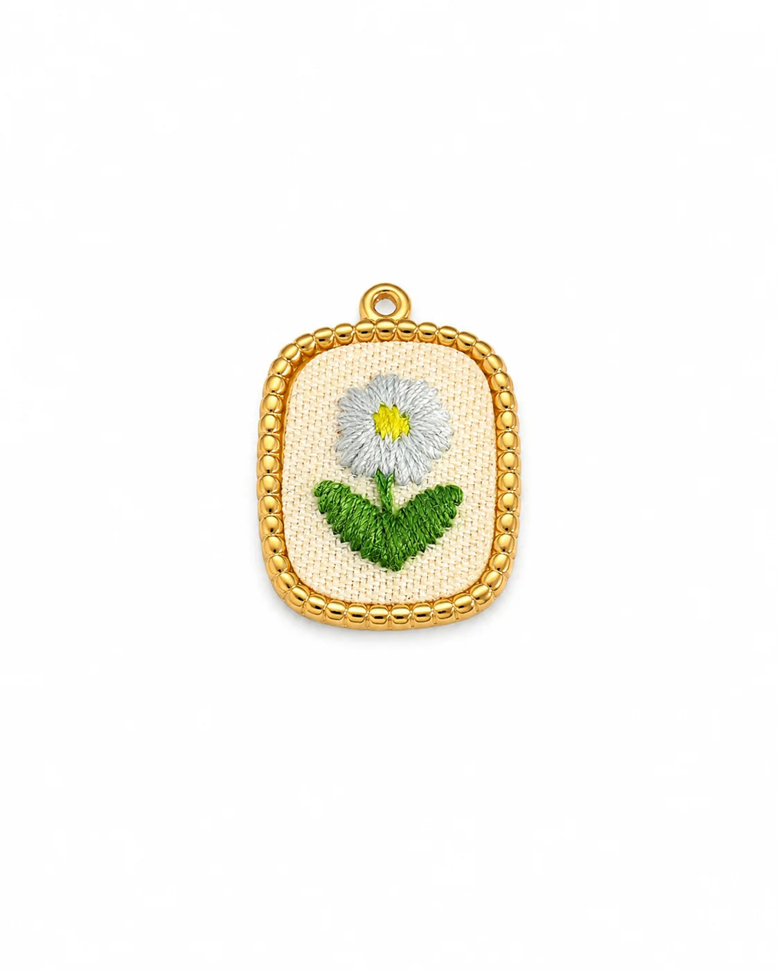 Ovaler, goldener Anhänger aus 18K vergoldetem Titanstahl mit Kugelbordüre und einem textilen Inlay, auf dem eine weiße Margerite gestickt ist, für personalisierbare Armbänder und Ketten