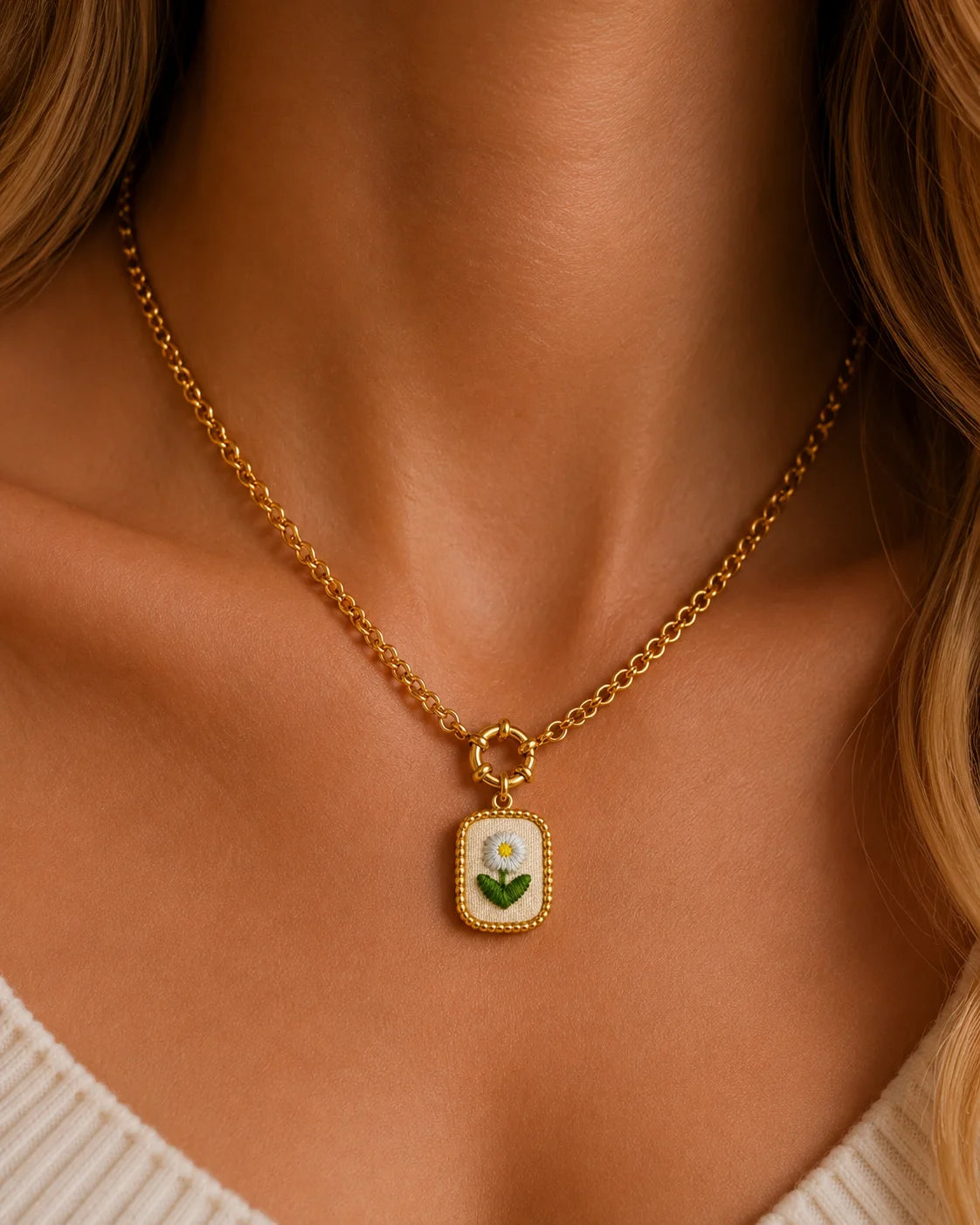 Ovaler, goldener Anhänger aus 18K vergoldetem Titanstahl mit Kugelbordüre und einem textilen Inlay, auf dem eine weiße Margerite gestickt ist, für personalisierbare Armbänder und Ketten