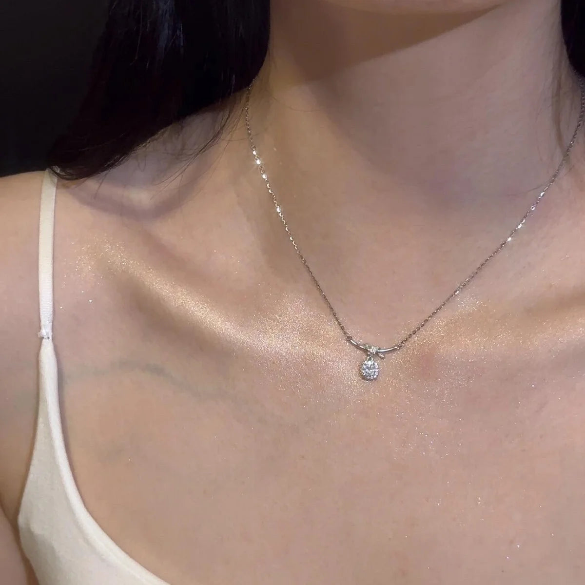 Exklusive 925 Sterling Silber Halskette "Greta" mit einem funkelnden Moissanit-Anhänger im Kissen-Schliff und Knoten-Detail