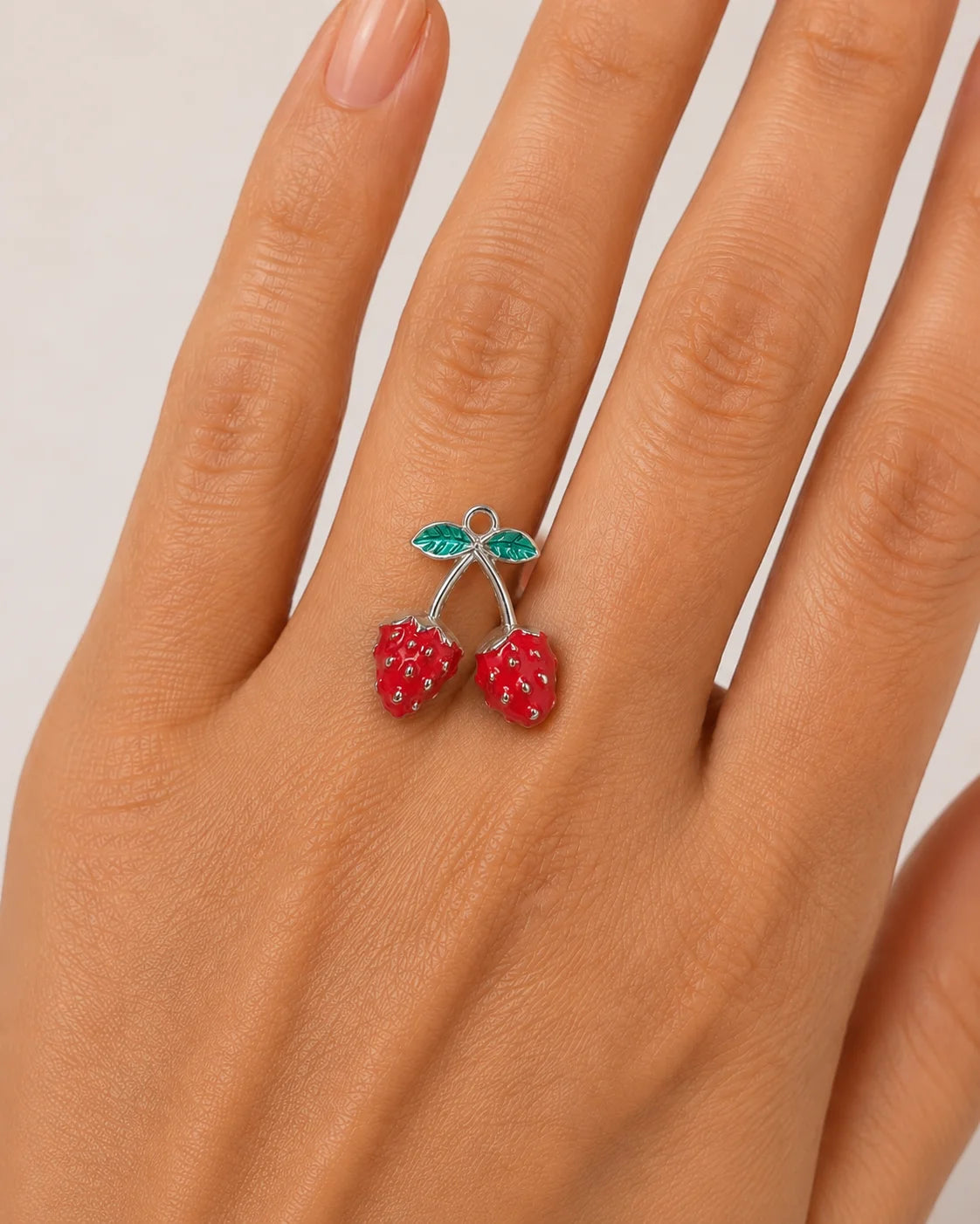 Silberner Anhänger aus reinem Titanstahl in Form von zwei roten Erdbeeren mit grünen Blättern aus Emaille für personalisierbare Armbänder und Ketten