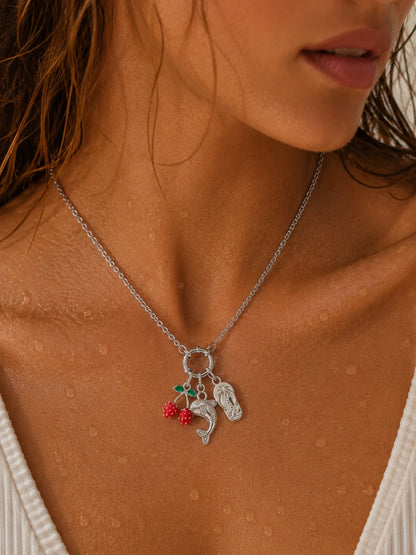 Silberner Anhänger aus reinem Titanstahl in Form von zwei roten Erdbeeren mit grünen Blättern aus Emaille für personalisierbare Armbänder und Ketten