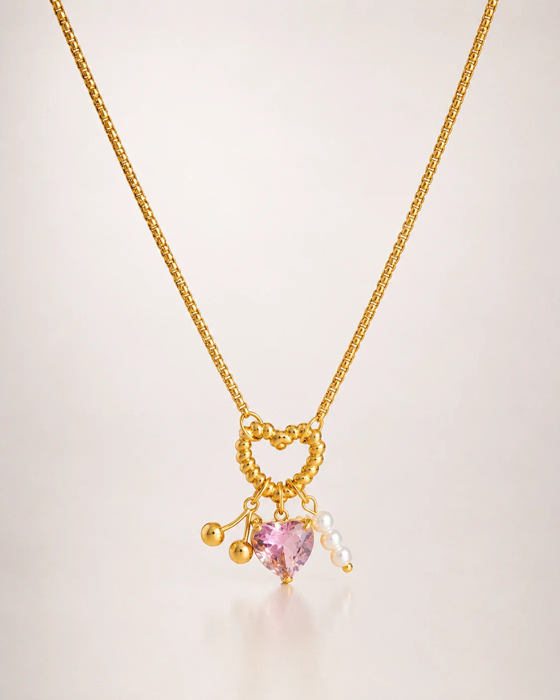 Charm-Halskette aus 18K vergoldetem Titanstahl mit gedrehtem Herz-Ring, rosa Kristallherz, goldenen Kirschen und Perlen-Anhängern