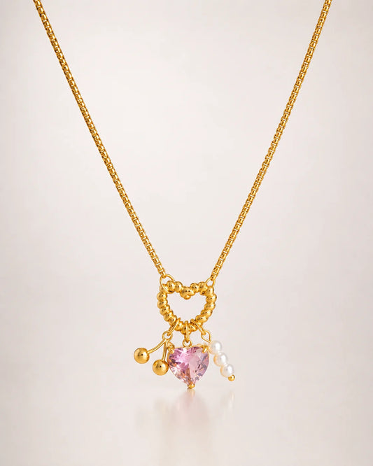 Charm-Halskette aus 18K vergoldetem Titanstahl mit gedrehtem Herz-Ring, rosa Kristallherz, goldenen Kirschen und Perlen-Anhängern