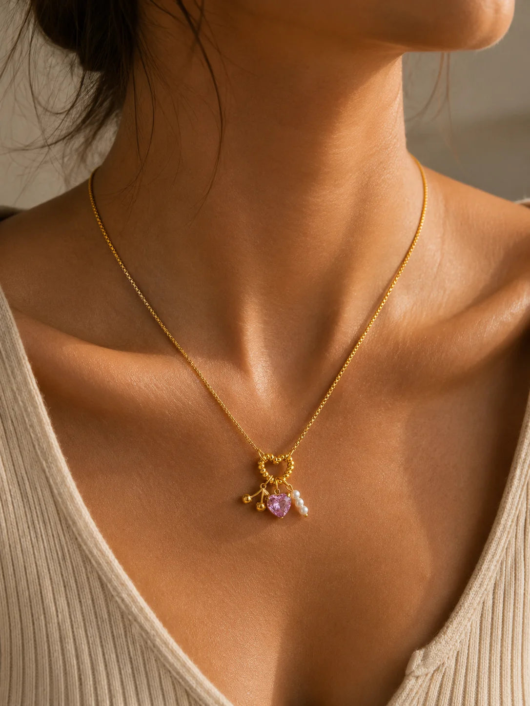 Charm-Halskette aus 18K vergoldetem Titanstahl mit gedrehtem Herz-Ring, rosa Kristallherz, goldenen Kirschen und Perlen-Anhängern