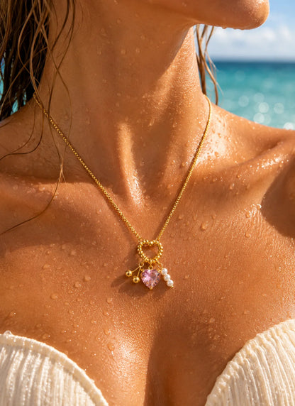 Charm-Halskette aus 18K vergoldetem Titanstahl mit gedrehtem Herz-Ring, rosa Kristallherz, goldenen Kirschen und Perlen-Anhängern