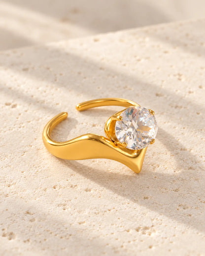 Großer klarer Zirkonia im asymmetrischen Herzflamme Ring im Detail